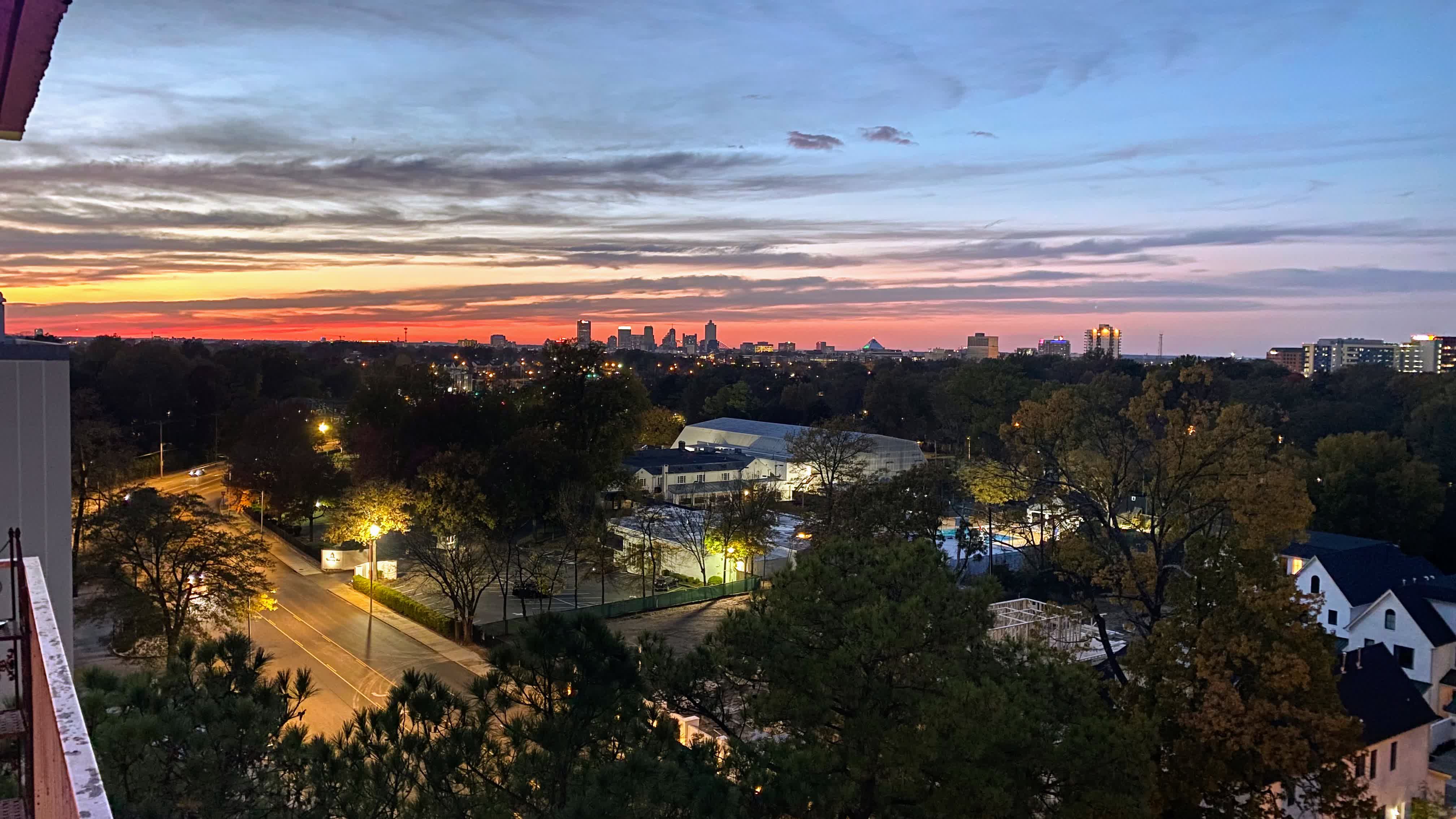 Central Gardens Penthouse Sunset View of Memphis Skyline and Bass Pro Pyramid