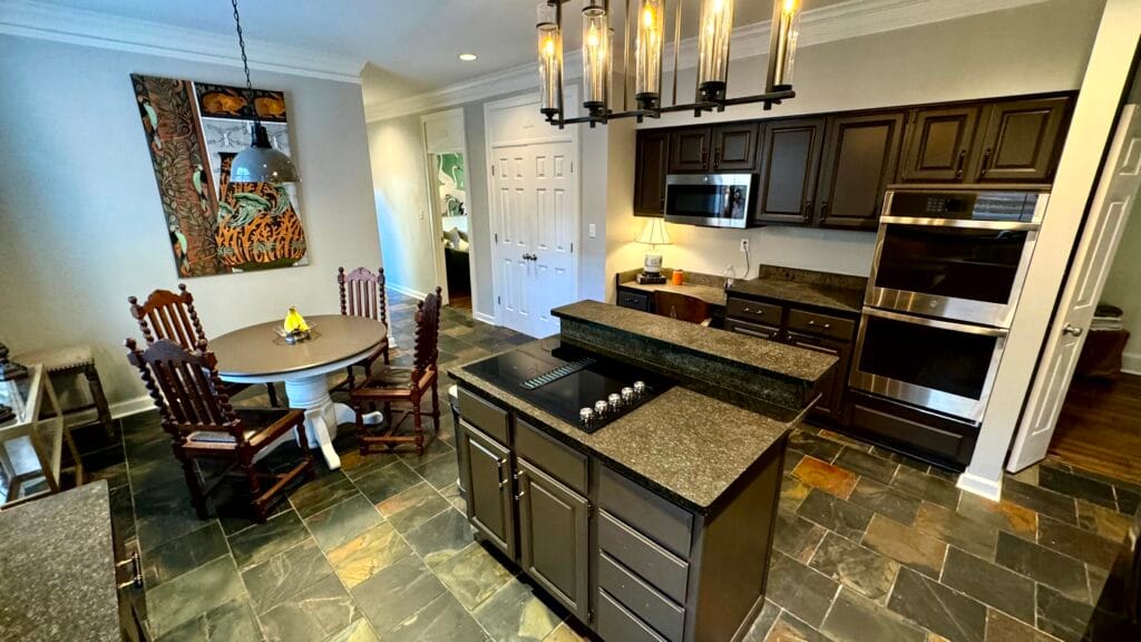 Home Staging Southwind Memphis | Sell Your House Faster 4 Staged kitchen in Southwind Memphis featuring custom painted Sherwin-Williams Black Fox cabinets and Repose Gray walls.