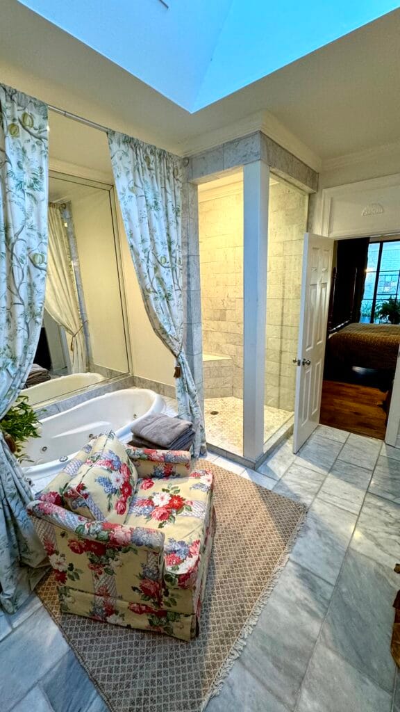 Home Staging Southwind Memphis | Sell Your House Faster 8 Clean, depersonalized master bathroom layout styled for a competitive real estate market.