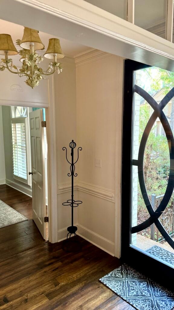 Home Staging Southwind Memphis | Sell Your House Faster 9 Staged front entryway and foyer welcoming buyers into a luxury Southwind Memphis property.